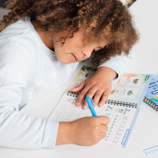 Écriture cursive vs scripte : Quelle méthode choisir pour votre enfant ?